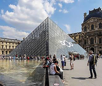History of the Musee du Louvre museum in Paris France
