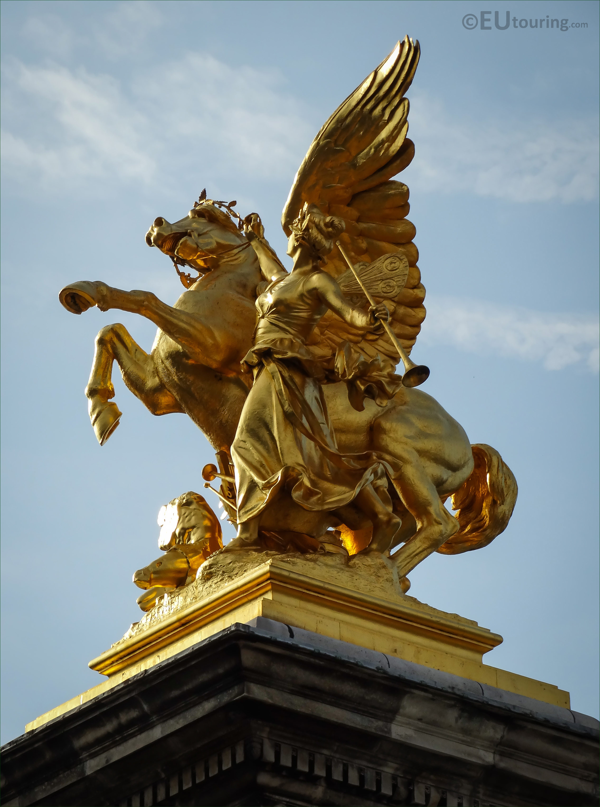 Photos of Renommee des Arts statue on Pont Alexandre III - Page 545