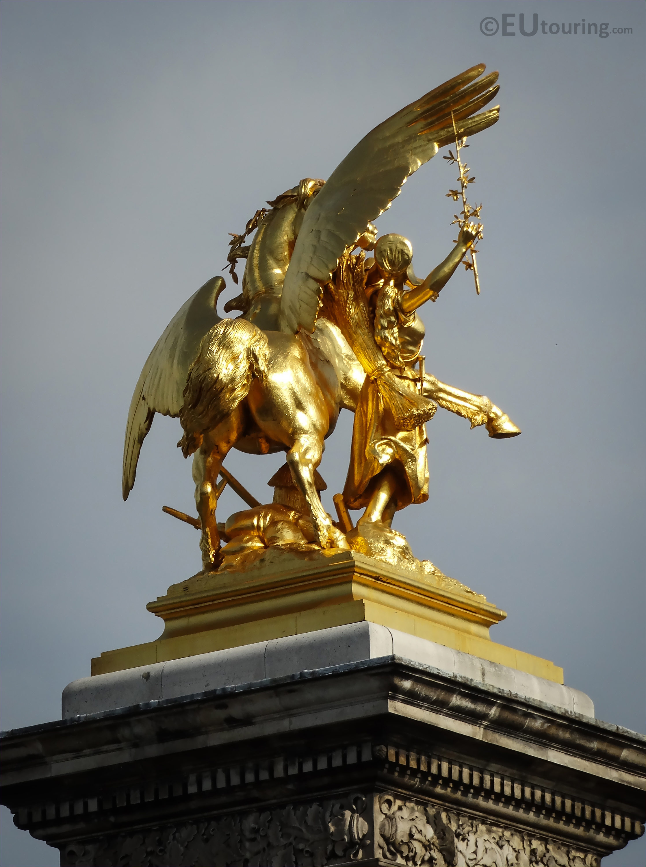 Photos of Renommee des Sciences statue on Pont Alexandre III - Page 21