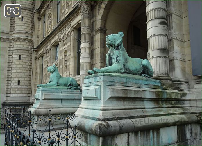 Lion statues on Aile Flore in Paris