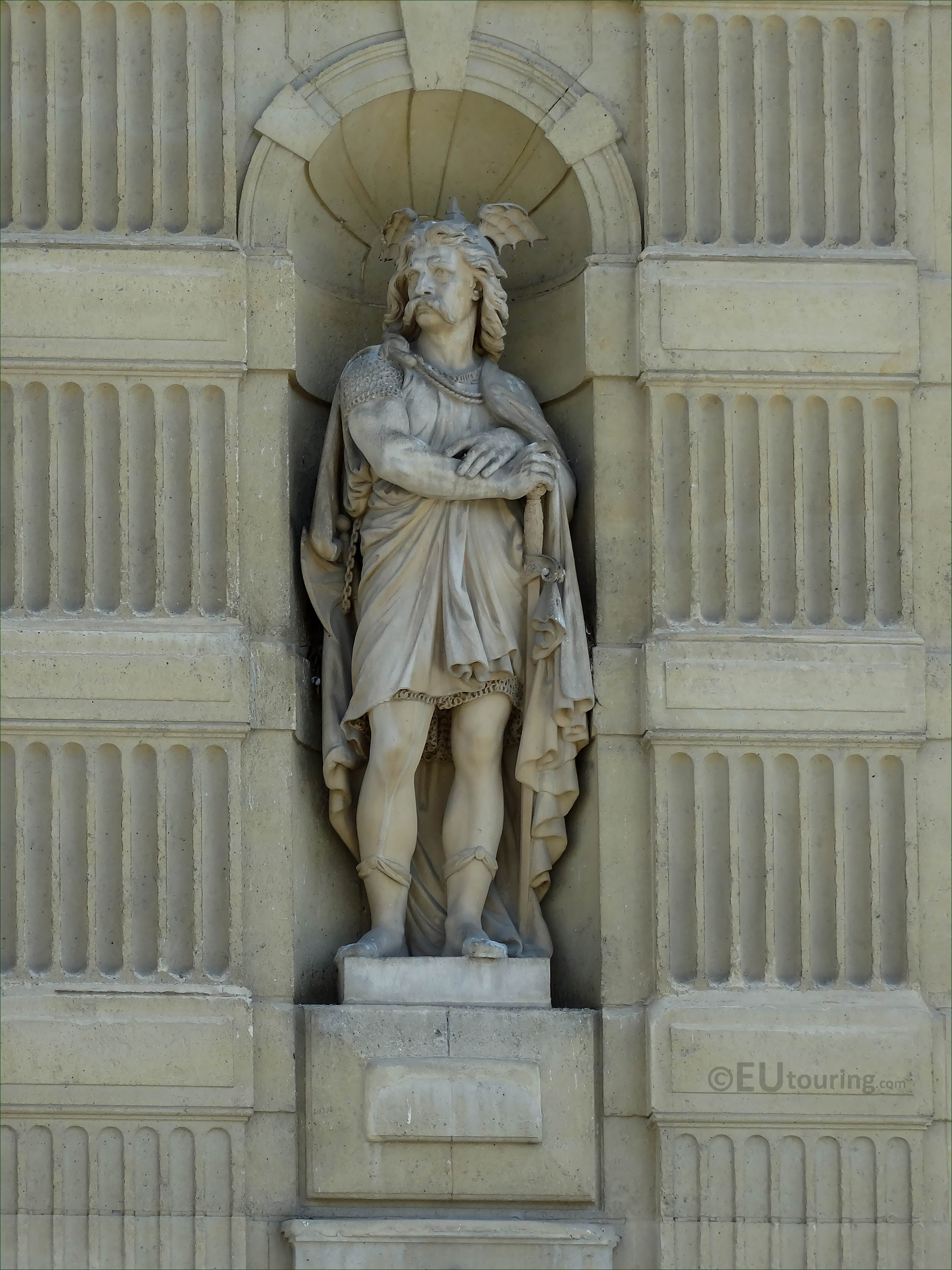 The Guerrier Franc statue on Aile de Marsan - Page 775